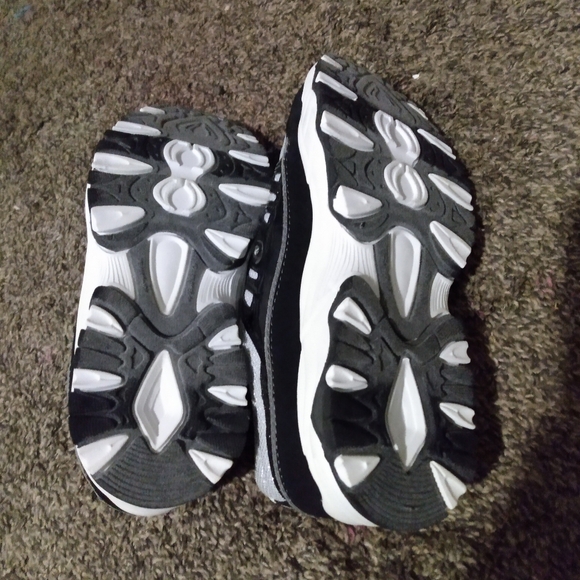 Brand New Avia black and white running shoes size 4 - Picture 5 of 6